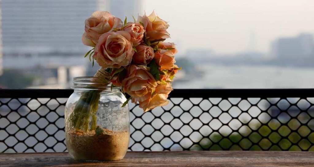 jarrón con flores secas
