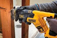 How to use a hand circular saw?