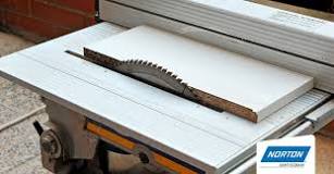 What is the best tool for cutting melamine?