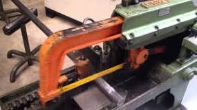 How does a mechanical handsaw work?