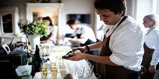 How to serve a customer in a restaurant step by step?