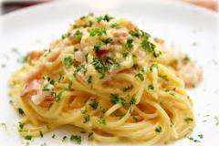 Do Italians eat spaghetti with a spoon?