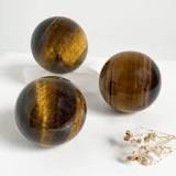 Why does tiger eye stone change color?