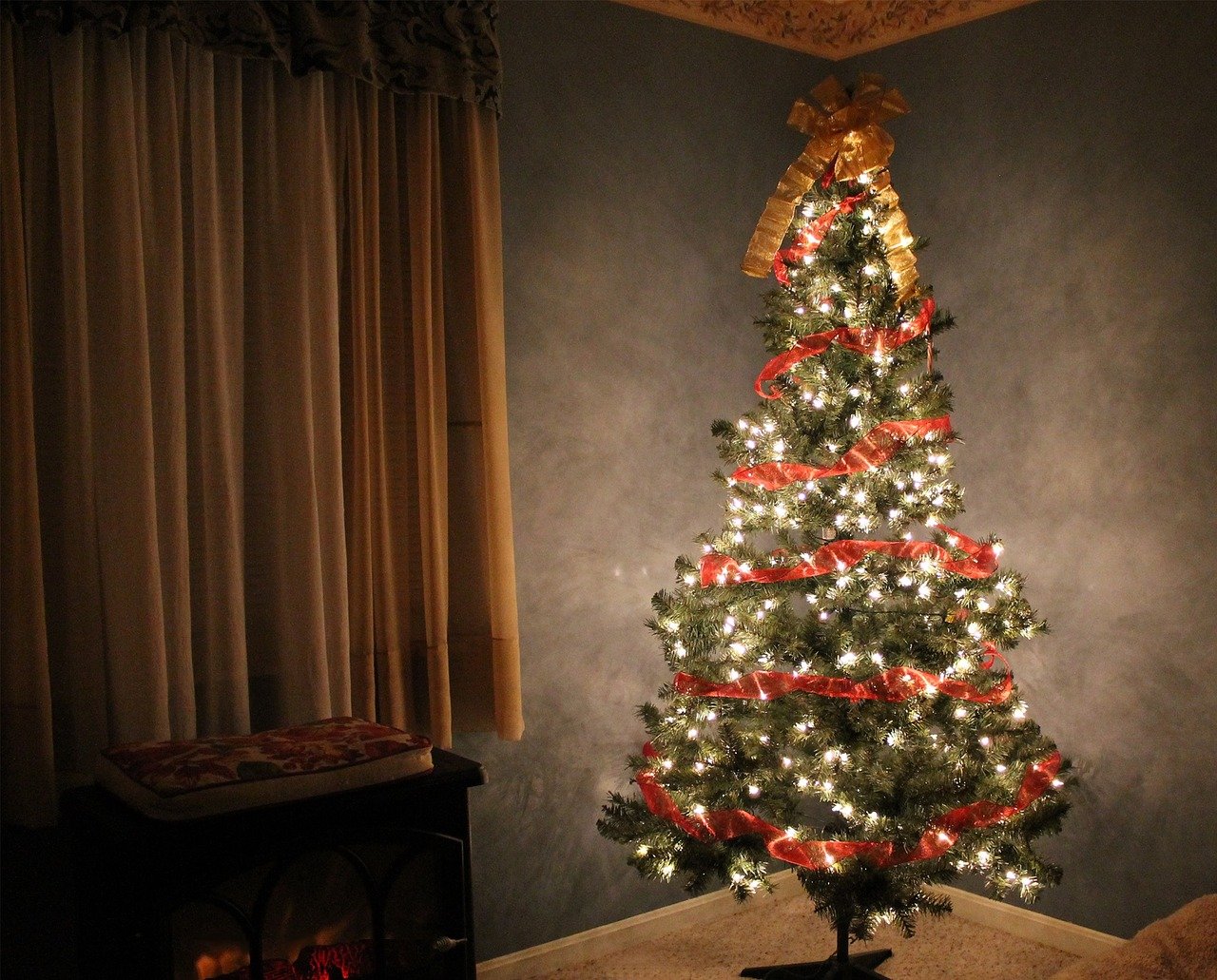Choosing a natural or artificial Christmas tree has advantages and disadvantages