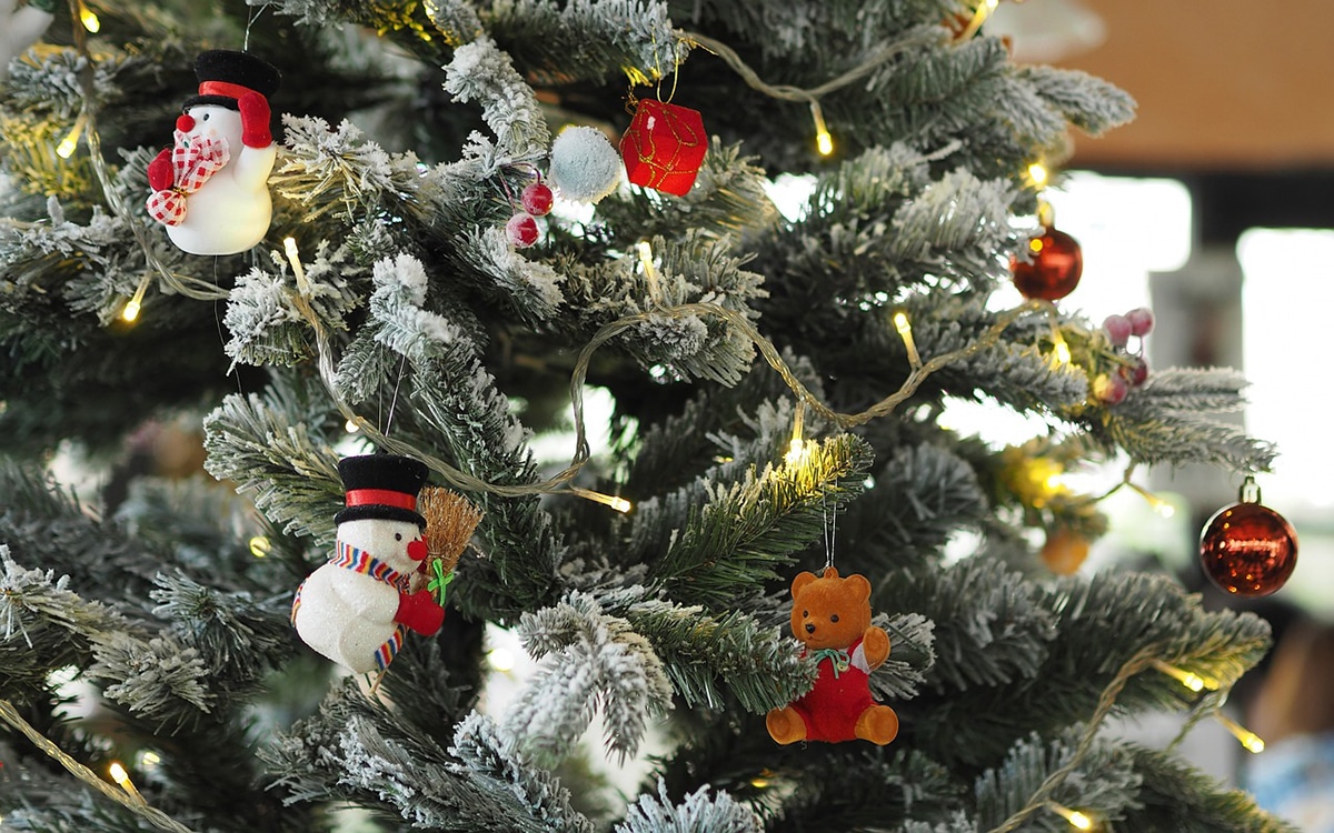 There are many different Christmas decorations