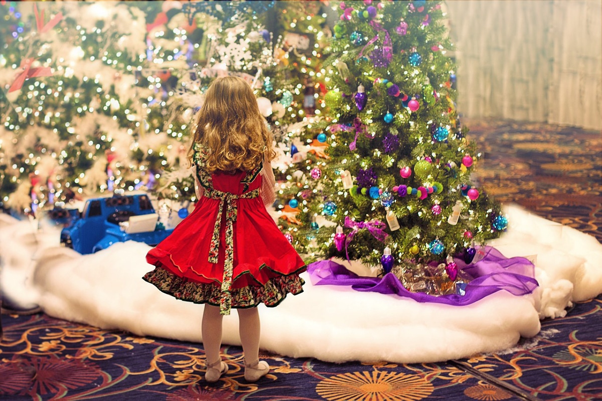There are several tips for decorating the Christmas tree