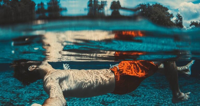 Limpiar fondo de piscina