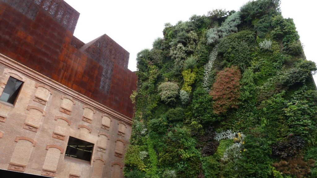 edificio CaixaForum Madrid con jardín vertical