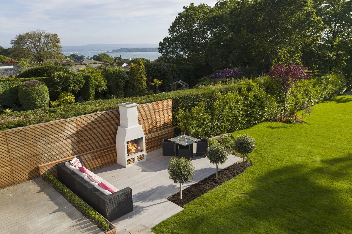 Aerial view of the garden to meet up with friends