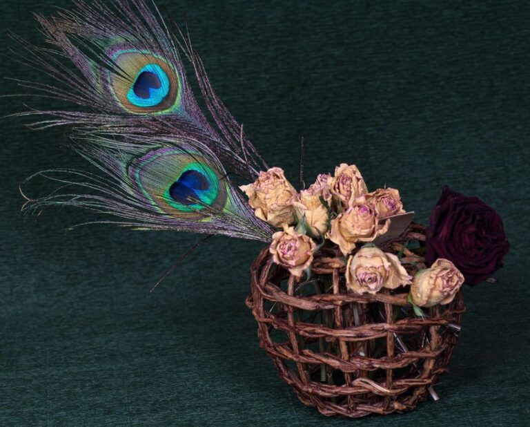 C&oacute;mo decorar una cesta de mimbre con flores secas
